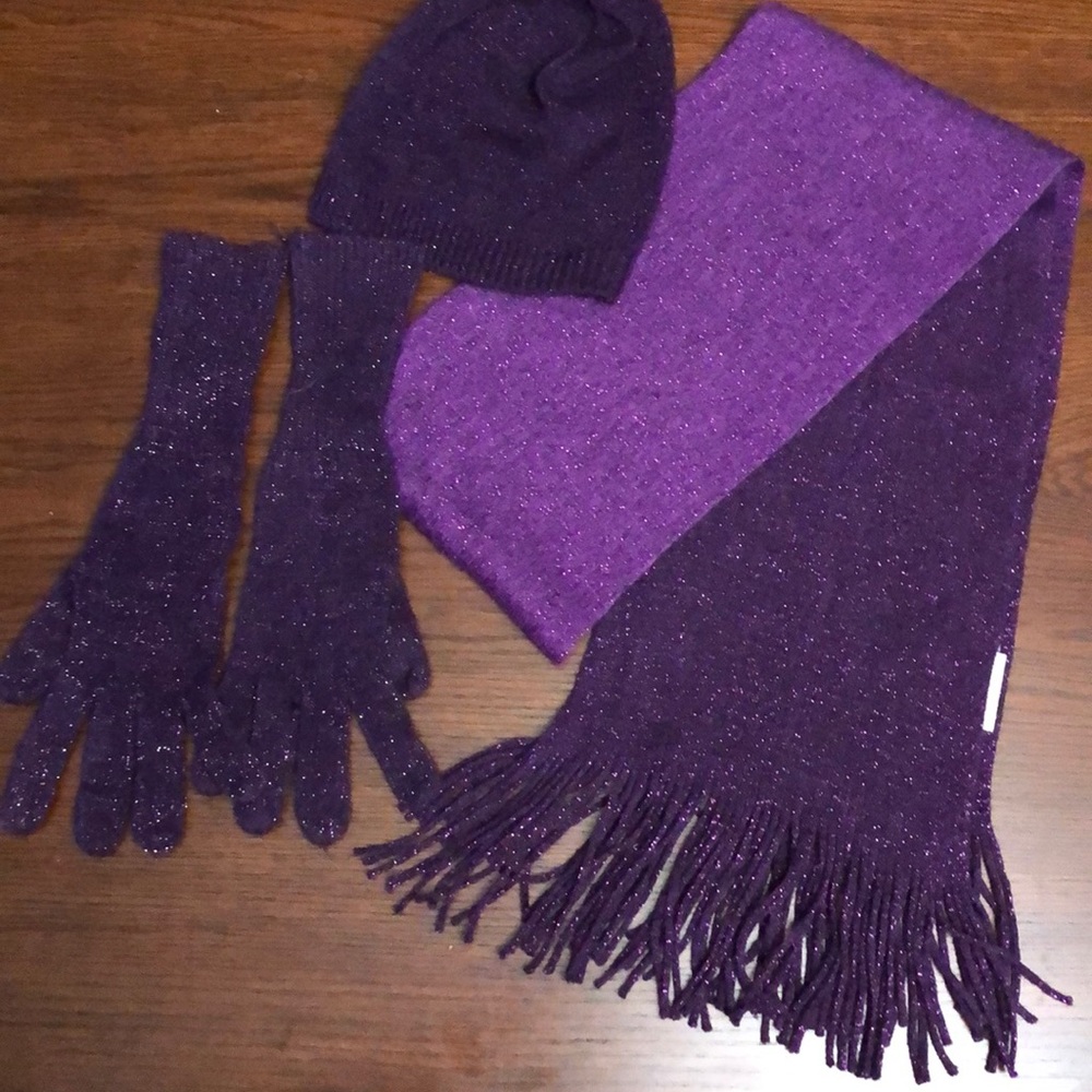 Set of gloves and hat and scarves